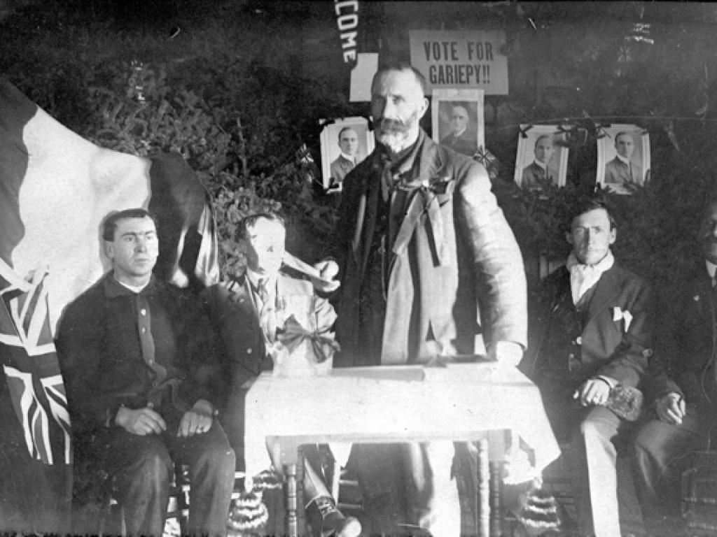 Premières élections à Plamondon, 1912. Frank Chevigny, M. Gariépy (candidat), Joseph Plamondon, Dr. Boulanger, M. Verreau – fonds Aline L’Heureux, PR1981.0272-0002 (A7027).